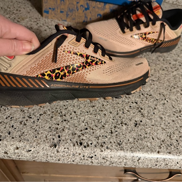 Brooks adrenaline GTS like new! - Picture 3 of 10
